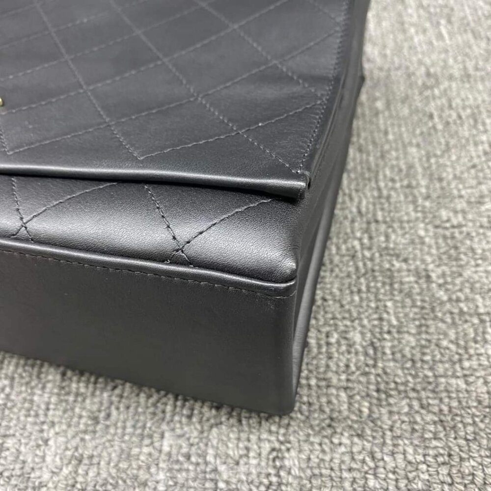 100% Authentic CHANEL Leather Shoulder Bag - Picture 5 of 14